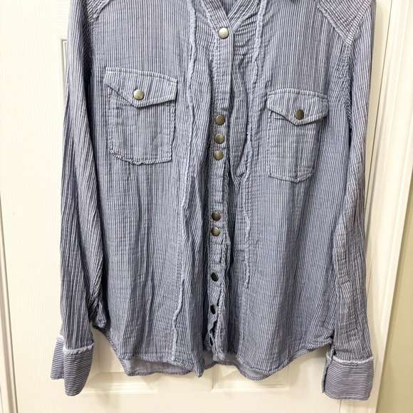 Free People We The Free Blue White Stripe Button Down Shirt Women’s Size Medium - Picture 4 of 8